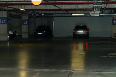 Otoparka park etmiş arabalar.