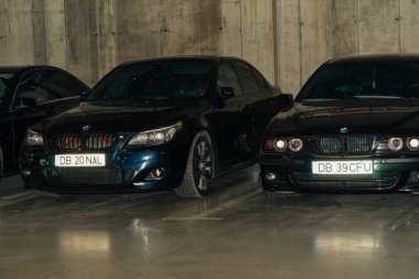 Otoparka park etmiş arabalar.