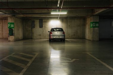 Otoparka park etmiş arabalar.