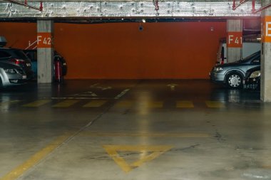 Otoparka park etmiş arabalar.