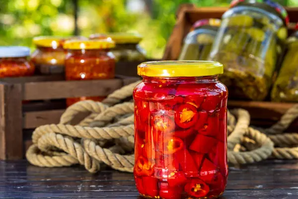 Sirkede acı biber konservesi. Acı biber turşusu