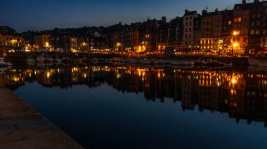 Honfleur, Fransa 'nın Normandiya şehrinde ünlü bir liman köyüdür.