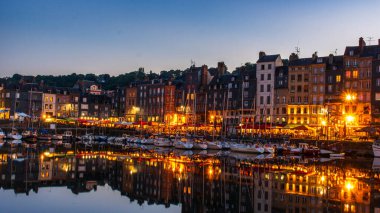 Honfleur, Fransa 'nın Normandiya şehrinde ünlü bir liman köyüdür.
