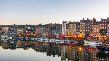 Honfleur, Fransa 'nın Normandiya şehrinde ünlü bir liman köyüdür.