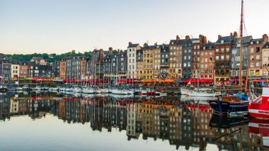Honfleur, Fransa 'nın Normandiya şehrinde ünlü bir liman köyüdür.