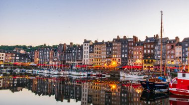 Honfleur, Fransa 'nın Normandiya şehrinde ünlü bir liman köyüdür.