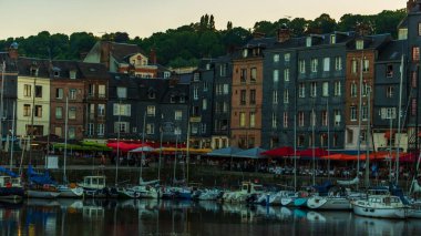 Honfleur, Fransa 'nın Normandiya şehrinde ünlü bir liman köyüdür.