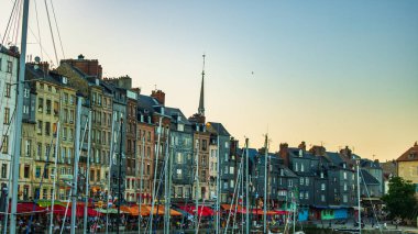 Honfleur, Fransa 'nın Normandiya şehrinde ünlü bir liman köyüdür.