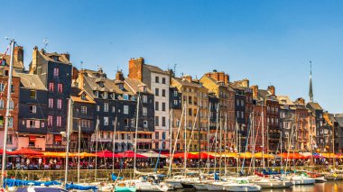 Honfleur, Fransa 'nın Normandiya şehrinde ünlü bir liman köyüdür.