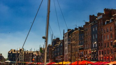 Honfleur, Fransa 'nın Normandiya şehrinde ünlü bir liman köyüdür.