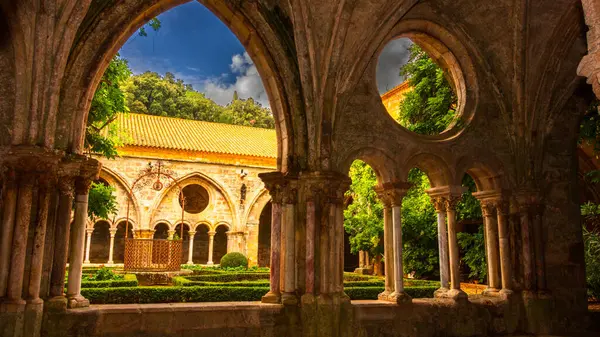 Fontfroide Abbey veya Abbaye de Fontfroide, Fransa 'nın gotik duvar ve kemerlerindeki manastır.