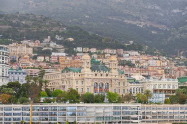 Monte Carlo marinası ve şehir manzarasının panoramik görüntüsü. Monako Prensliği, Fransız Rivierası