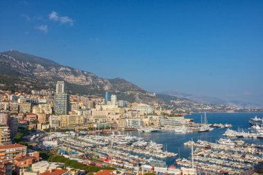 Monte Carlo marinası ve şehir manzarasının panoramik görüntüsü. Monako Prensliği, Fransız Rivierası