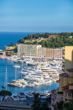 Monte Carlo marinası ve şehir manzarasının panoramik görüntüsü. Monako Prensliği, Fransız Rivierası