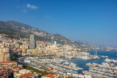 Monte Carlo marinası ve şehir manzarasının panoramik görüntüsü. Monako Prensliği, Fransız Rivierası