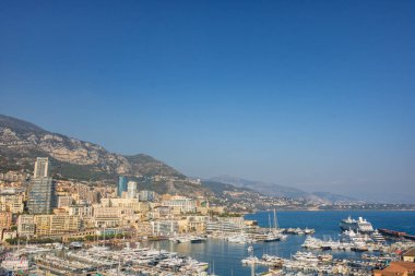 Monte Carlo marinası ve şehir manzarasının panoramik görüntüsü. Monako Prensliği, Fransız Rivierası