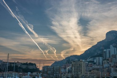 Monte Carlo marinası ve şehir manzarasının panoramik görüntüsü. Monako Prensliği, Fransız Rivierası