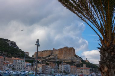 Bonifacio kasabası, Korsika Adası, Fransa 'daki ortaçağ kalesi.