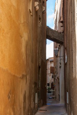 Bonifacio kasabası, Korsika Adası, Fransa 'daki ortaçağ kalesi.