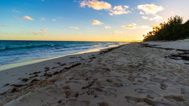 Horseshoe Bay Sahili ve Hamilton, Bermuda 'daki Deep Bay Sahili