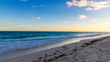 Horseshoe Bay Sahili ve Hamilton, Bermuda 'daki Deep Bay Sahili
