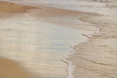 Beyaz kumlu Karayip plajı, derin mavi gökyüzü ve turkuaz su