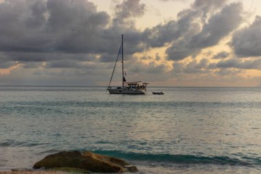 Saint Barthelemy 'de sahile yakın bir yat (St. Barts, St. Barth, St. Baribbean)