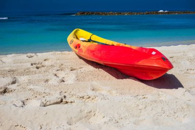 Aktif dinlenme, spor, kano. Kumsalda bir kano