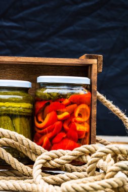 Sirke içinde konserve biber. Biber turşusu.