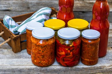 Sirke içinde konserve sebzeler. Sebze turşusu.