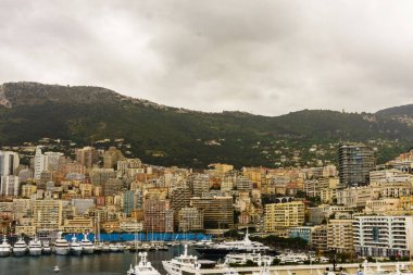 Monte Carlo marinası ve şehir manzarasının panoramik görüntüsü. Monako Prensliği, Fransız Rivierası