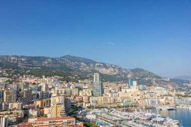 Monte Carlo marinası ve şehir manzarasının panoramik görüntüsü. Monako Prensliği, Fransız Rivierası