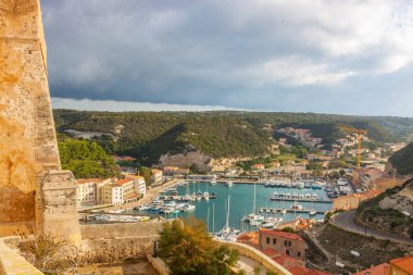 Bonifacio kasabası, Korsika Adası, Fransa 'daki ortaçağ kalesi.