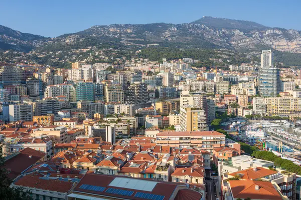 Monte Carlo marinası ve şehir manzarasının panoramik görüntüsü. Monako Prensliği, Fransız Rivierası