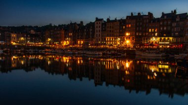 Honfleur, Fransa 'nın Normandiya şehrinde ünlü bir liman köyüdür.