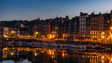 Honfleur, Fransa 'nın Normandiya şehrinde ünlü bir liman köyüdür.
