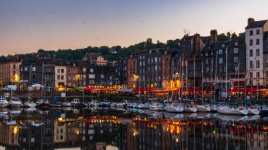 Honfleur, Fransa 'nın Normandiya şehrinde ünlü bir liman köyüdür.