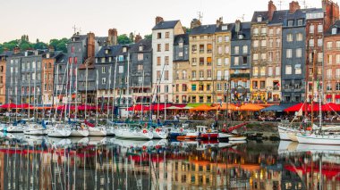 Honfleur, Fransa 'nın Normandiya şehrinde ünlü bir liman köyüdür.
