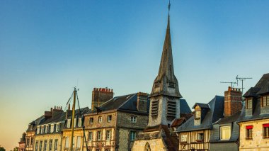 Honfleur, Fransa 'nın Normandiya şehrinde ünlü bir liman köyüdür.