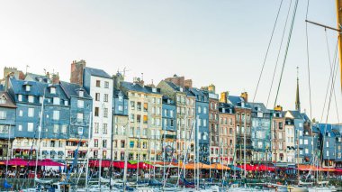 Honfleur, Fransa 'nın Normandiya şehrinde ünlü bir liman köyüdür.