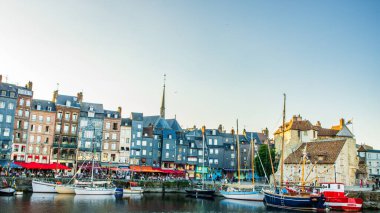 Honfleur, Fransa 'nın Normandiya şehrinde ünlü bir liman köyüdür.
