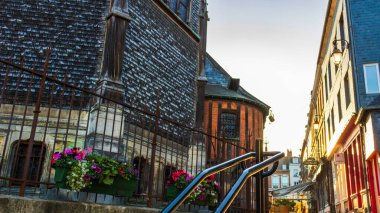 Honfleur, Fransa 'nın Normandiya şehrinde ünlü bir liman köyüdür.