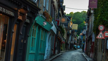 Honfleur, Fransa 'nın Normandiya şehrinde ünlü bir liman köyüdür.