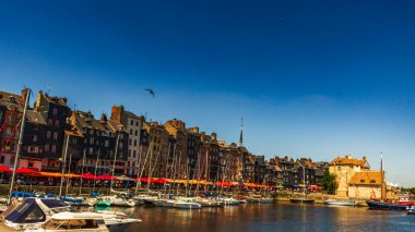 Honfleur, Fransa 'nın Normandiya şehrinde ünlü bir liman köyüdür.