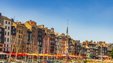 Honfleur, Fransa 'nın Normandiya şehrinde ünlü bir liman köyüdür.