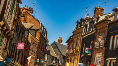 Honfleur, Fransa 'nın Normandiya şehrinde ünlü bir liman köyüdür.