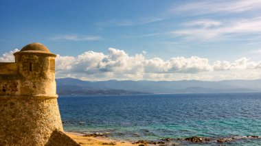 Ajaccio 'daki La Citadelle, Eski taş kale ve Fransa' nın Korsika kentindeki kumlu plaj.