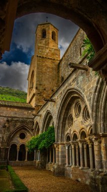 Fontfroide Abbey veya Abbaye de Fontfroide, Fransa 'nın gotik duvar ve kemerlerindeki manastır.