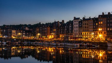 Honfleur, Fransa 'nın Normandiya şehrinde ünlü bir liman köyüdür.