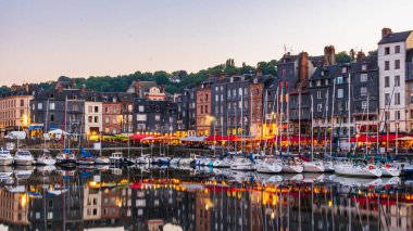 Honfleur, Fransa 'nın Normandiya şehrinde ünlü bir liman köyüdür.